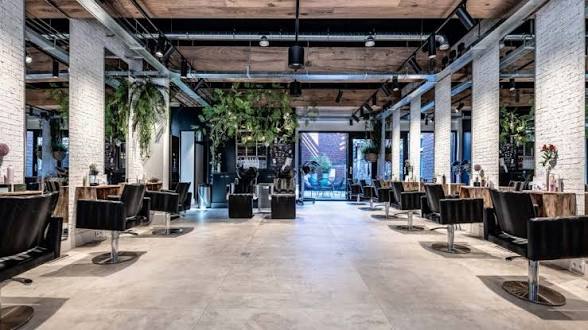 Ruime salon met industriële uitstraling